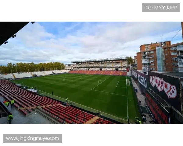 西甲激战：伯纳乌球场迎来热情如潮的球迷支持与氛围